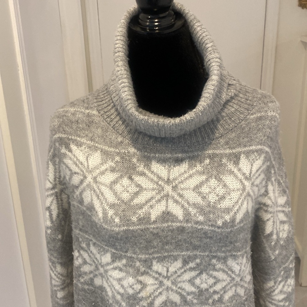 Cupcakes & Cashmere long sleeved turtle neck sweater in  Gray & White SIZE large - Picture 4 of 12